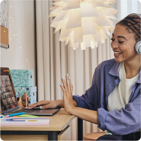 Person uses the gestures feature in a Webex Meeting