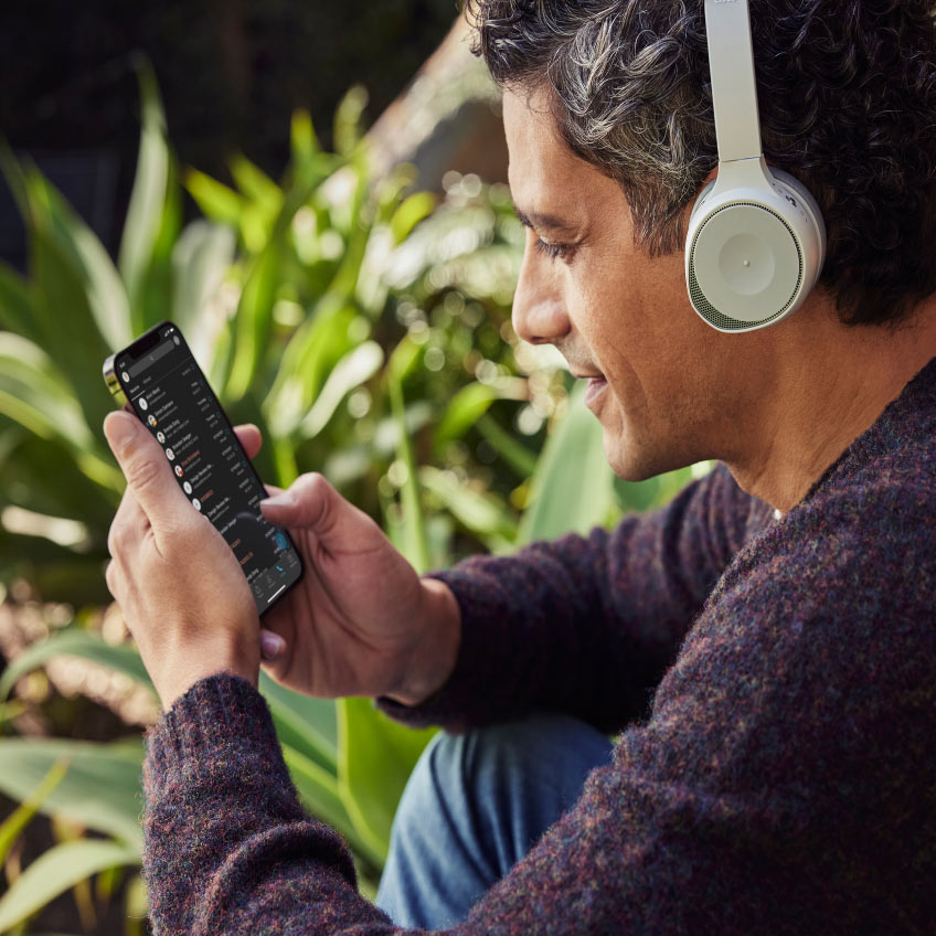 Un usuario utiliza Webex Calling al aire libre