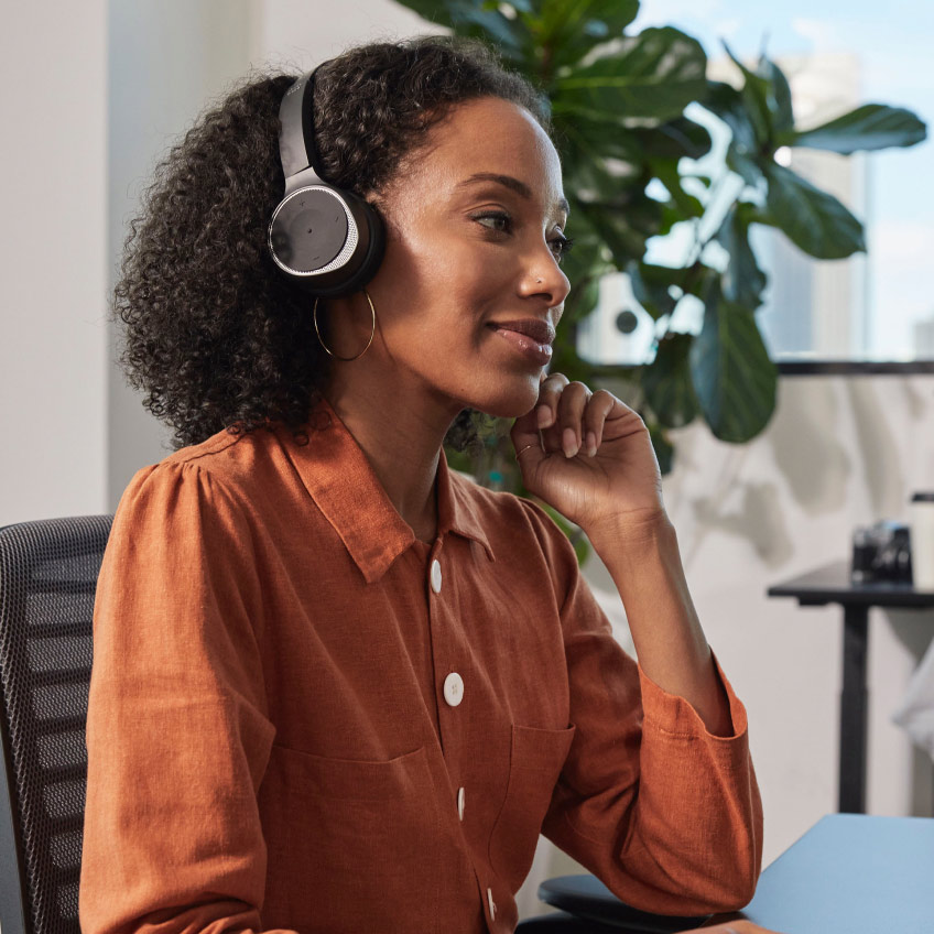 Una persona disfruta de Webex Calling con los auriculares Webex