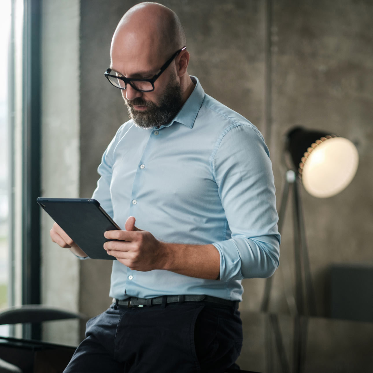 Una persona se conecta con los clientes gracias a Webex Contact Center