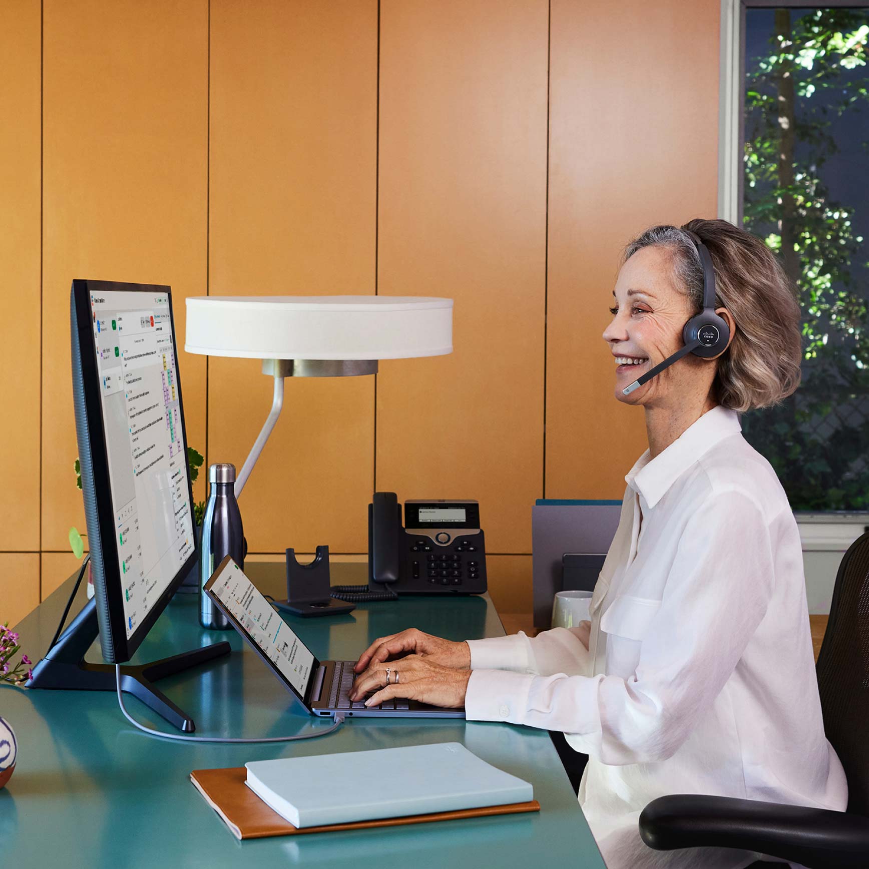 El usuario interactúa con Webex Contact Center