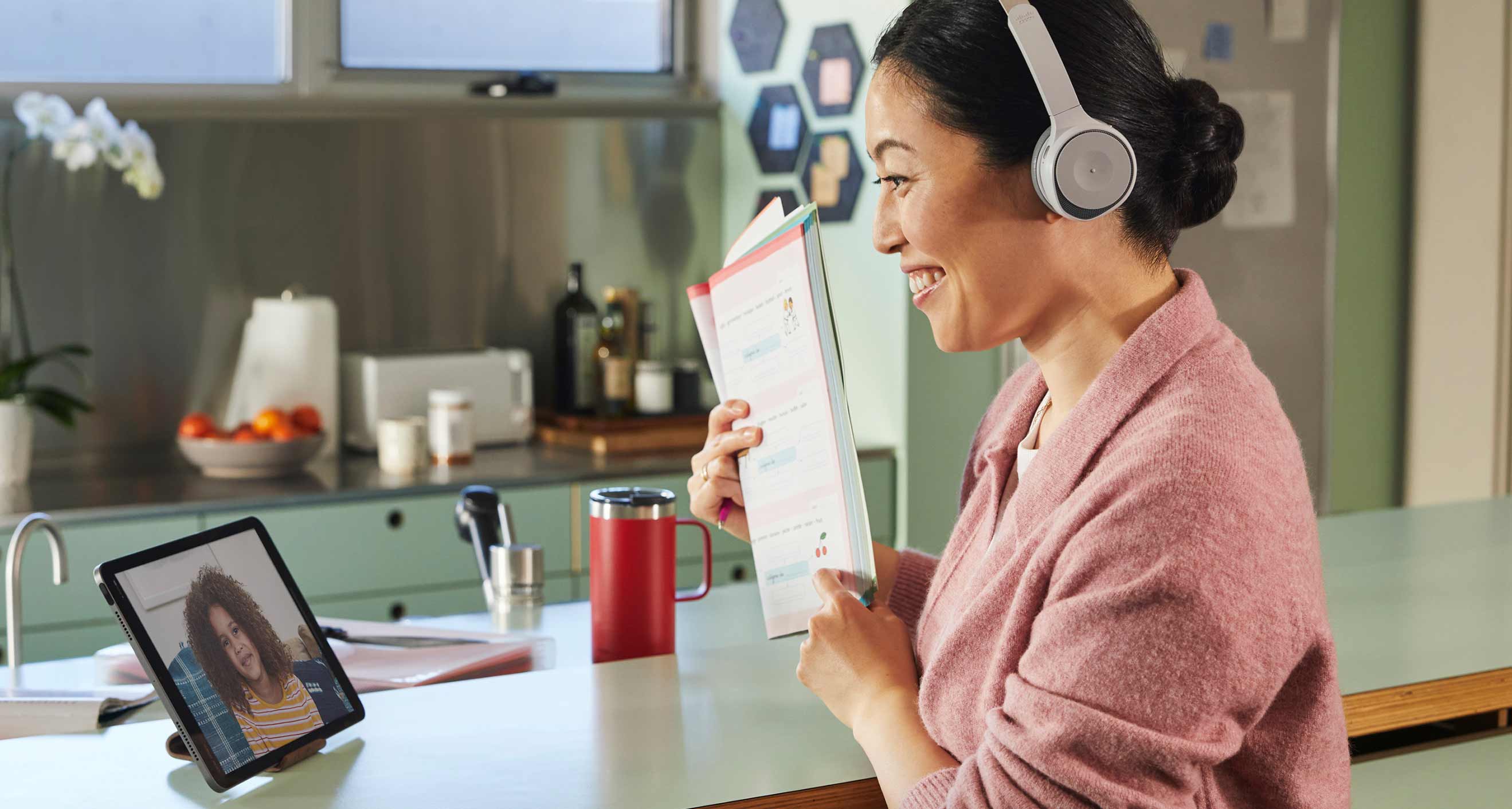 Eine Lehrerin spricht über Webex Meetings mit einer Schülerin.