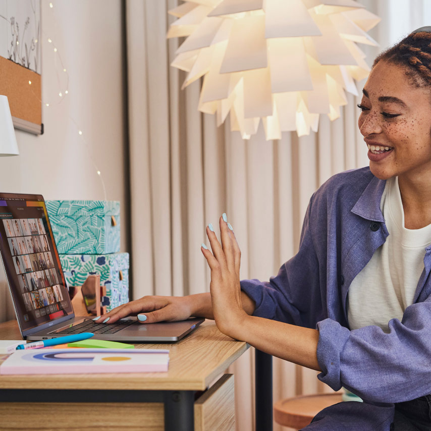 Studentin nutzt die Gestenerkennungsfunktion von Webex Meetings