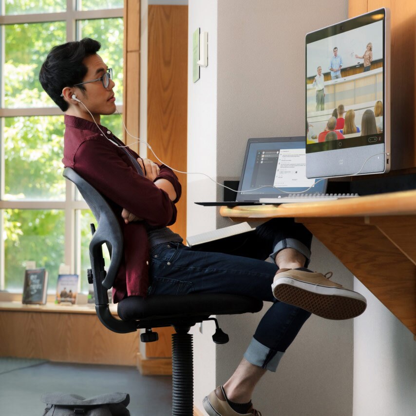 Studente che usufruisce di audio chiaro e video in Webex Meetings