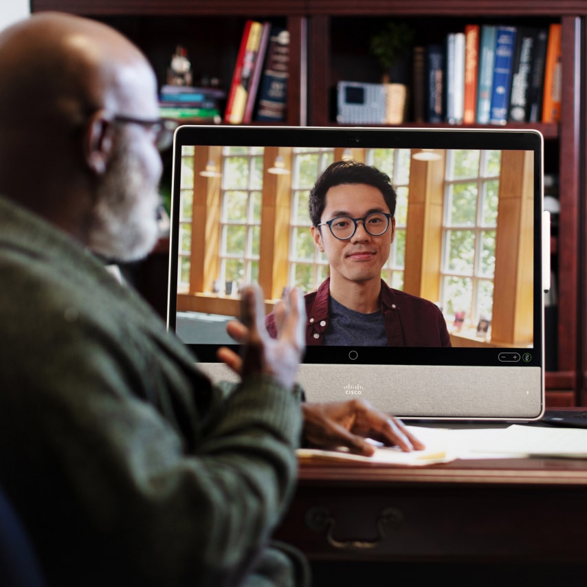 Un professeur qui s’entretient avec un étudiant via Webex