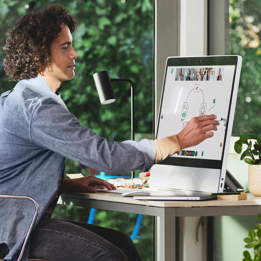 Un professeur utilise le tableau blanc de Webex