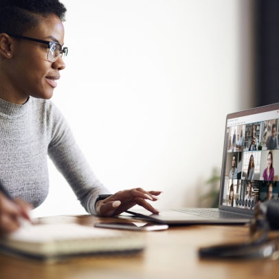 Pessoa se conecta com colegas usando o Webex