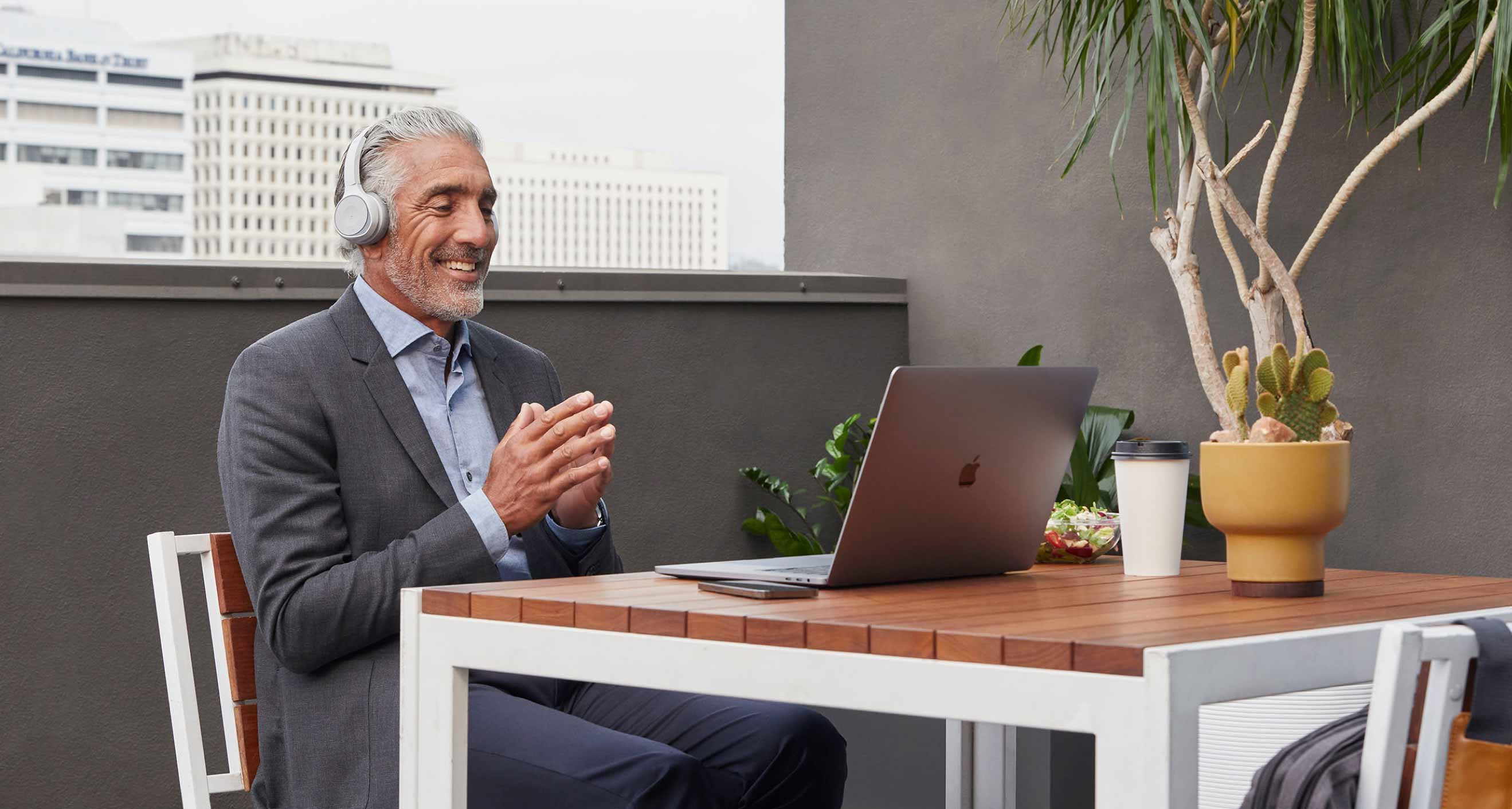 Person genießt sichere Meetings mit Webex