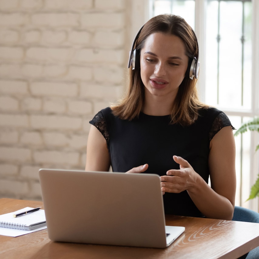 Agente de serviços utiliza o Control Hub para ajudar os clientes