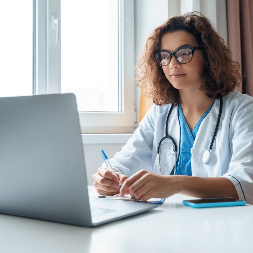 Un medico che partecipa a una formazione via Webex