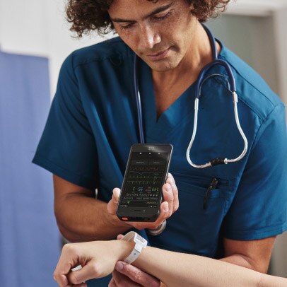 Un medico che scansiona l'ID di un paziente