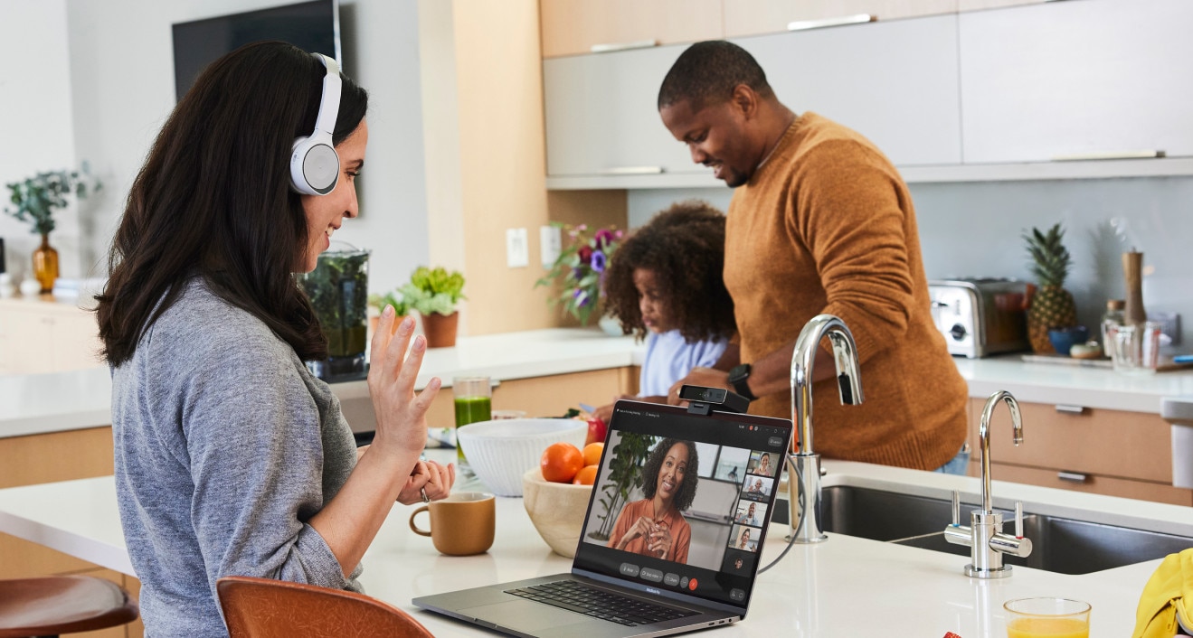 Una persona realiza una reunión de Webex en la cocina