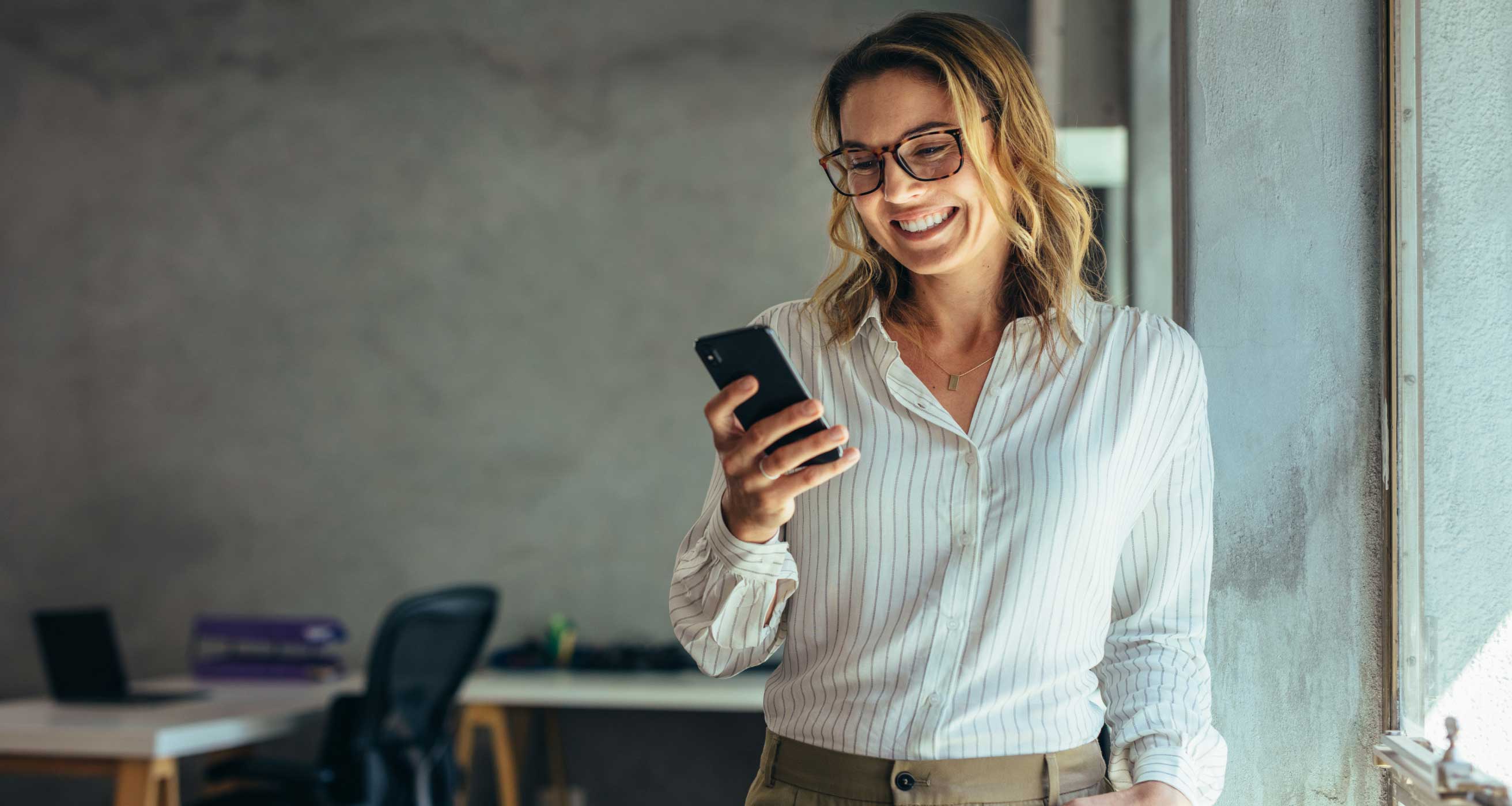 Benutzerin genießt eine interaktive Benutzererfahrung mit Webex imimobile