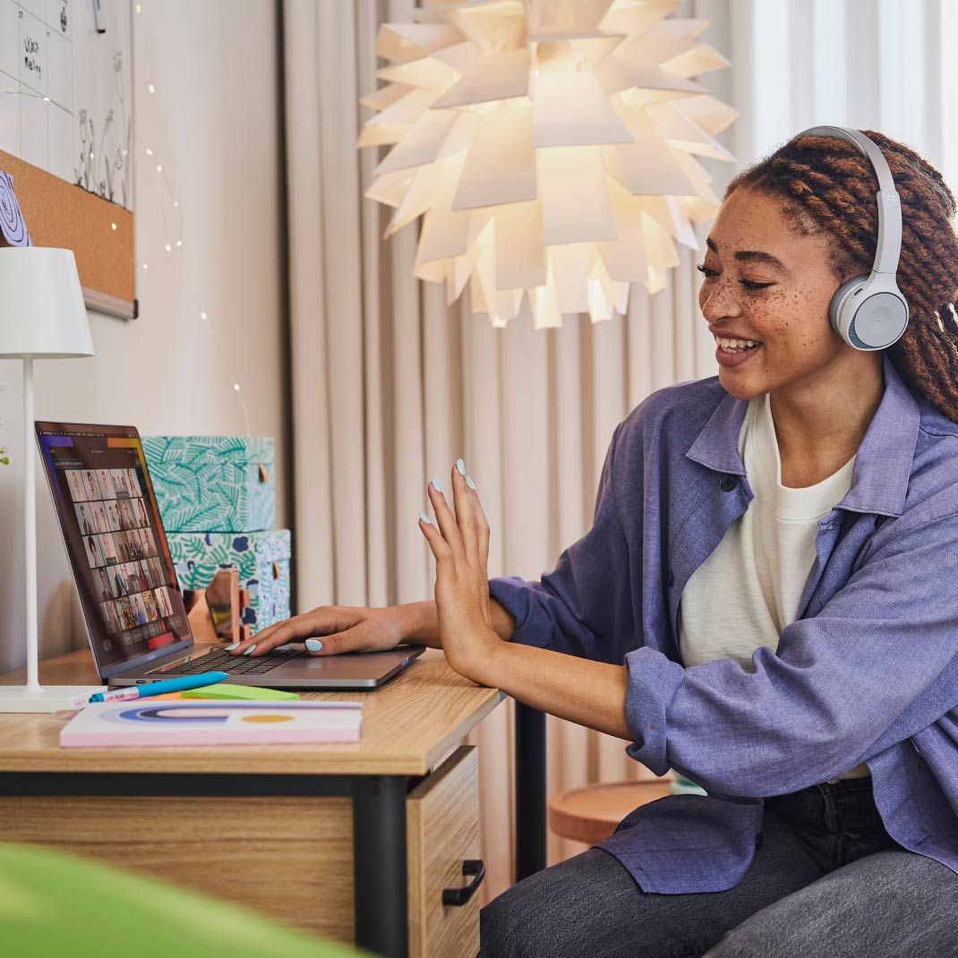 Personne qui utilise la fonctionnalité de reconnaissance des gestes dans une réunion Webex