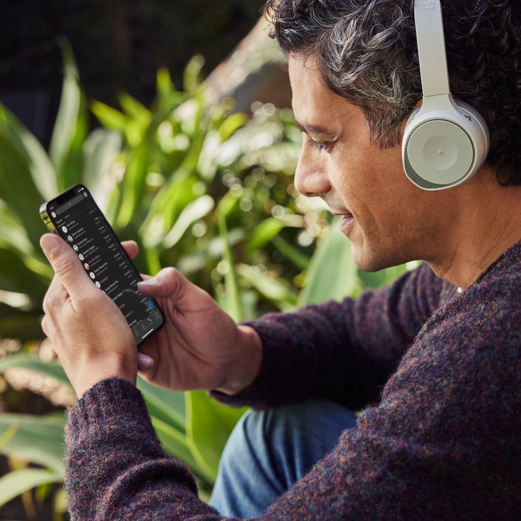 Usuário aproveita o Webex Messaging em lugar ao ar livre