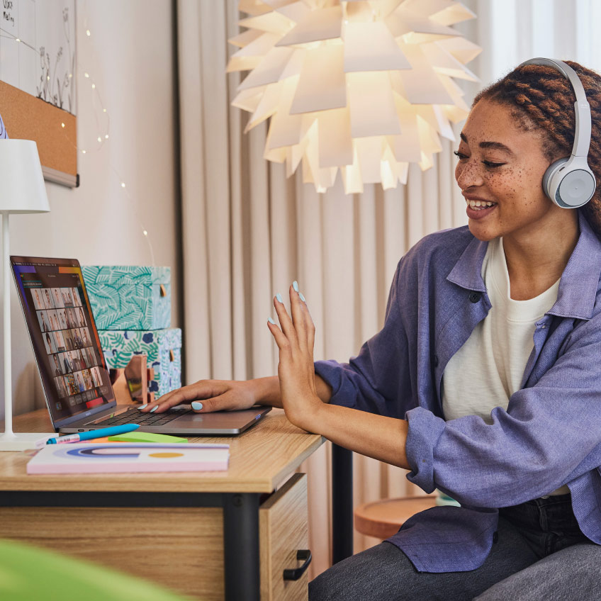 Personne utilisant la fonctionnalité de reconnaissance gestuelle de Webex Meetings