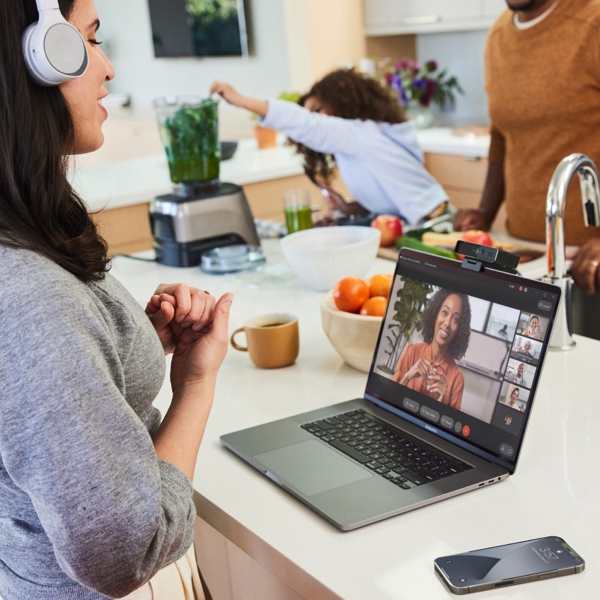 La persona disfruta de la eliminación de voces y ruidos de fondo con Webex Meetings