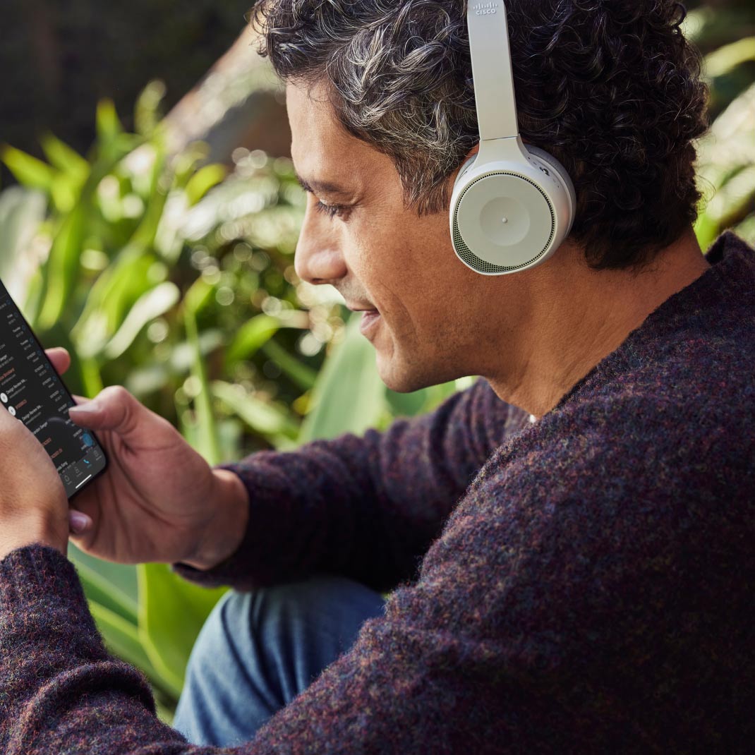 Utilisateur appréciant le casque Cisco