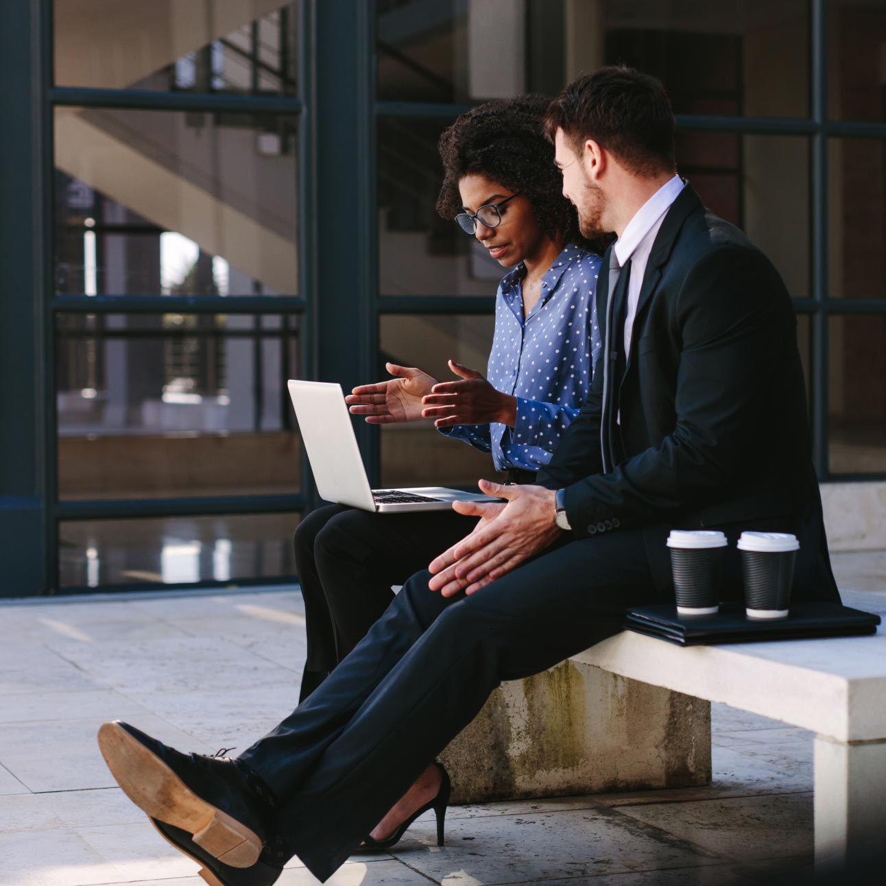 Personnes qui profitent de connexions sécurisées en déplacement grâce à Webex