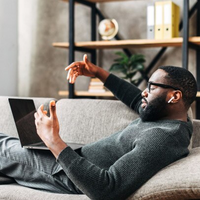 Personne qui profite des solutions de visioconférence Webex sur son téléphone portable