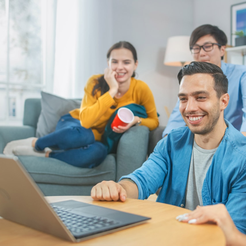 Amis qui profitent d’un spectacle en direct entre amis grâce à Webex