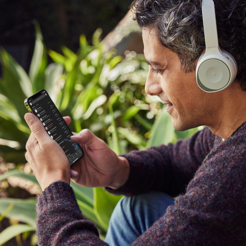 Personne qui travaille au grand air grâce à Webex