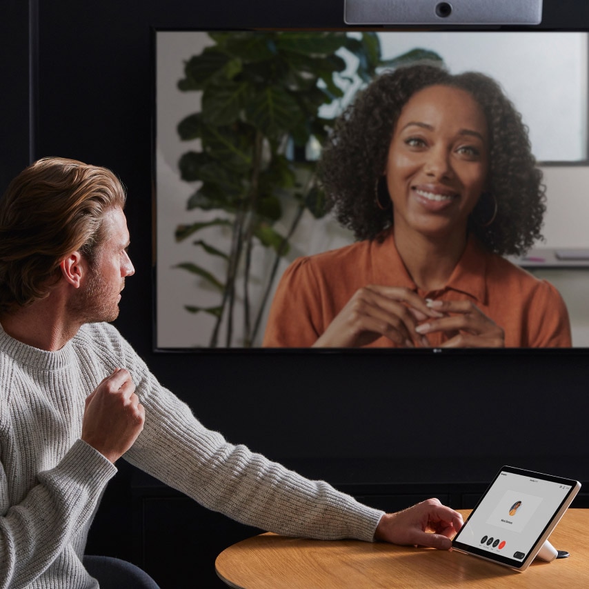 Unos compañeros de equipo tienen una reunión individual usando Webex