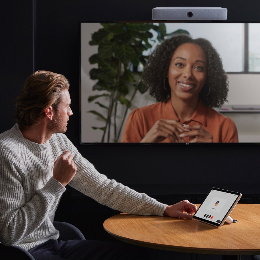 Duas pessoas usando o Webex para conversar